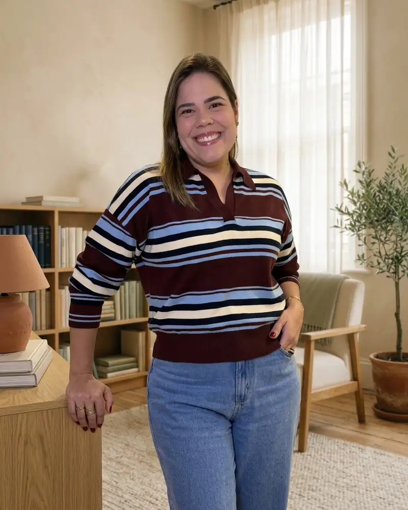 Daniella Xavier em pé, sorrindo